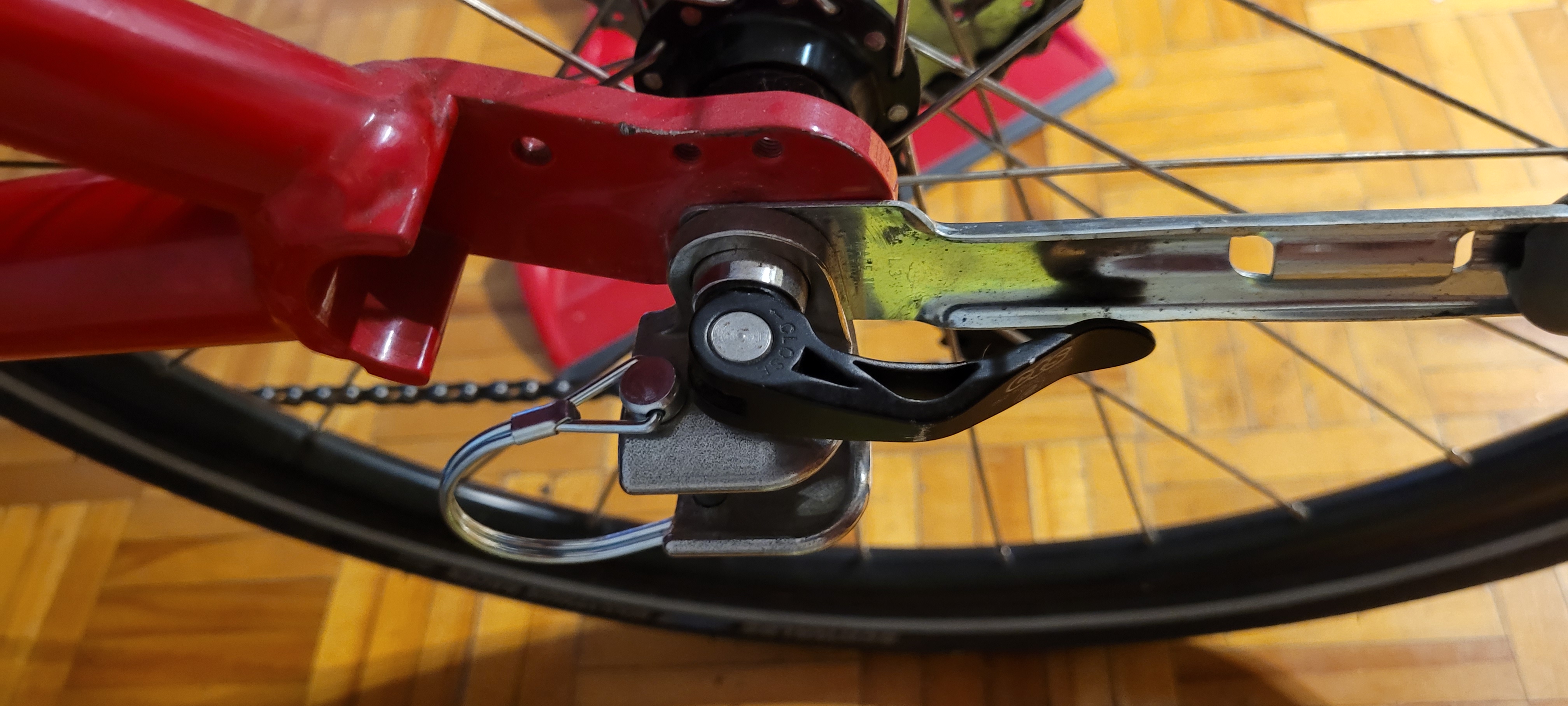 Catrike flagholder moved 90° out of way of eyelets